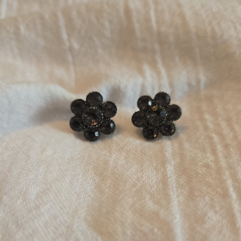 Elegant Flower Stud Earrings LOFT